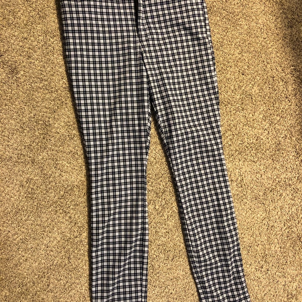 Hollister size 0. Like knew, peddle pusher style for your young trend setter